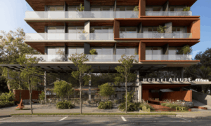 Detalhes da calçada e da entrada de pedestres de prédio residencial de alto padrão.