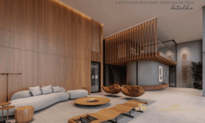 Hall de entrada imponente com acabamento em mármore, madeira natural e iluminação linear cênica.