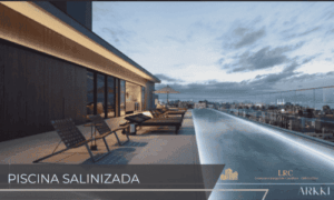 Piscina salinizada com borda infinita e vista panorâmica para a cidade no Arkki Florianópolis.
