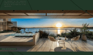 Piscina privativa na sacada de apartamento de luxo com vista para o pôr do sol na baía.