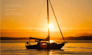 Embarcação navegando no mar calmo em frente às mansões suspensas do Meraki Sunset.