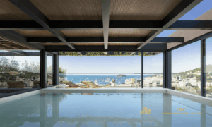 Piscina coberta e aquecida na área de lazer do Meraki Allure Jurerê.