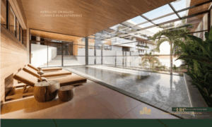 Piscina térmica coberta com raia e grandes aberturas de vidro com vista definitiva para o mar.