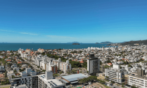 Vista aérea do bairro Jurerê Internacional e proximidade com o mar