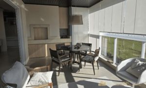 Espaço gourmet na sacada com churrasqueira a carvão e bancada com pia, do apartamento no Costão das Gaivotas Praia do Santinho.
