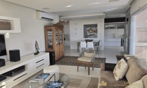 Sala de jantar integrada com mesa para 6 lugares e vista parcial da cozinha.