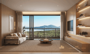 Sala de estar aconchegante com painel de TV em madeira e ampla varanda com vista panorâmica para o mar.