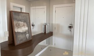 Corredor interno de circulação e hall de entrada do apartamento.