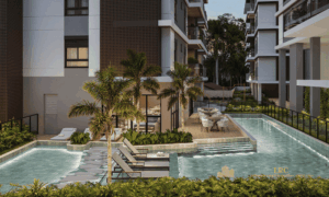 Conjunto aquático externo com piscina climatizada, raia para natação, prainha e deck com espreguiçadeiras.