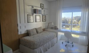 Segundo dormitório configurado como escritório e quarto de hóspedes.