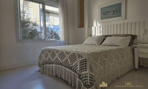 Terceiro dormitório com cama de casal, janela ampla e boa iluminação natural.