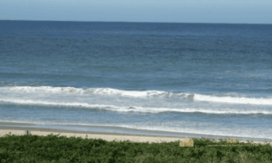 Vista direta para o mar a partir das áreas comuns do condomínio.