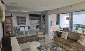 Vista panorâmica para o mar e vegetação nativa a partir da sacada do apartamento no Costão das Gaivotas Praia do Santinho