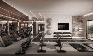 Academia equipada com aparelhos ergométricos, área de musculação e fitas de LED.